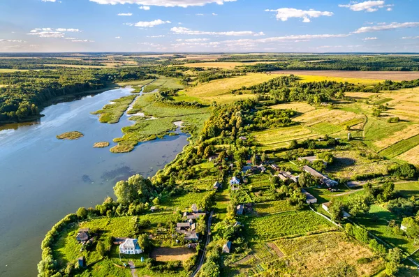 Lago e aldeia na região de Kursk da Rússia — Fotografia de Stock