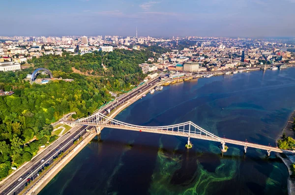 O Dnieper com a ponte pedonal em Kiev, Ucrânia — Fotografia de Stock