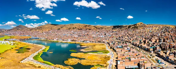 Utsikt över Puno med Titicacasjön i Peru — Stockfoto