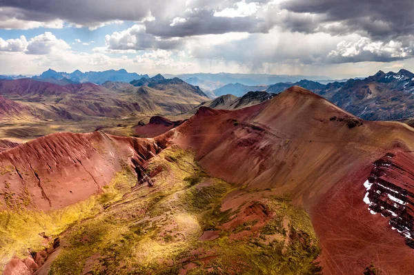 Rotes Tal in der Nähe des Vinicunca Rainbow Mountain in Peru — Stockfoto
