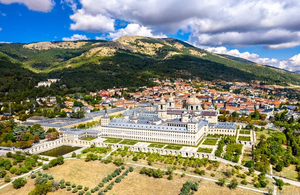 Королевский монастырь Сан-Лоренцо-де-Эль-Эскориаль в Испании — стоковое фото