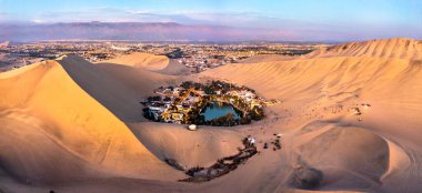 Peru 'daki Huacachina Vahası' nın hava gün batımı manzarası