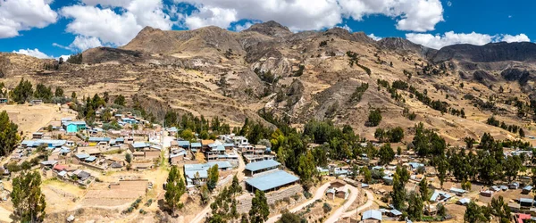 Peru And Dağları 'ndaki bir köyün havadan görünüşü