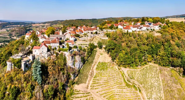 Chateau-Chalon boven zijn wijngaarden in Jura, Frankrijk — Stockfoto