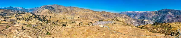 Terrassenfelder im Colca Canyon bei Cabanaconde in Peru — Stockfoto