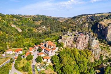 Arlempdes köyü ve Loire kalesi. Fransa