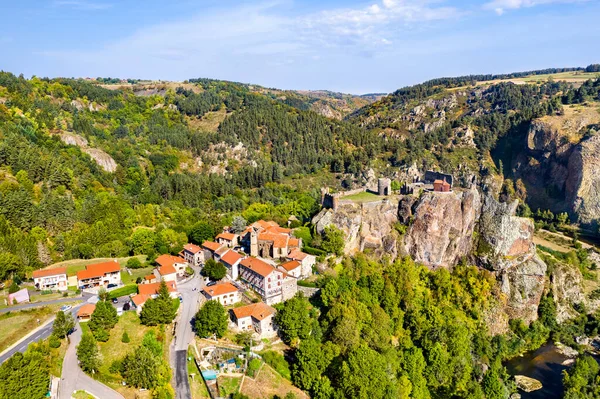 Arlempdes köyü ve Loire kalesi. Fransa