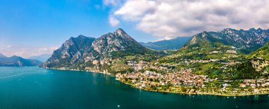 İtalya 'daki Iseo Gölü' nde Marone Panoraması