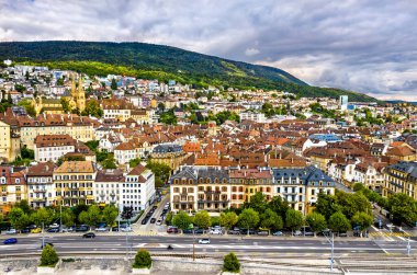 İsviçre 'deki kilisesi ile Neuchatel kasabası