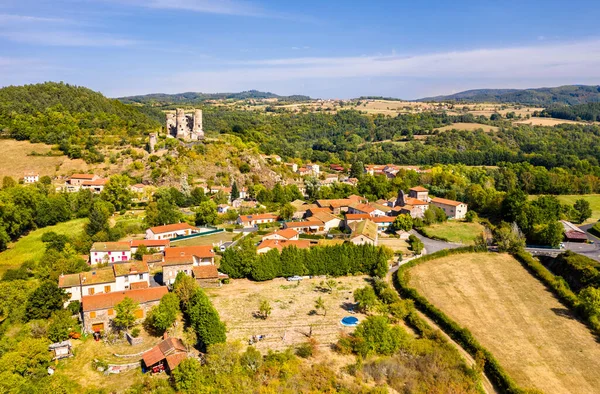 Domeyrat village with its castle in Auvergne, France — Stock Photo, Image