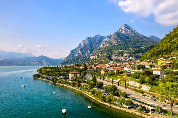 İtalya 'daki Iseo Gölü' nde Marone Panoraması
