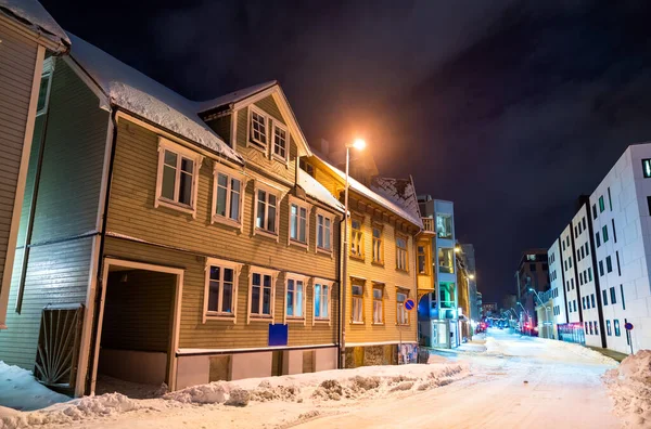 Tromso Geleneksel Evler Kutup Norveç Bir Kış Gecesinde — Stok fotoğraf