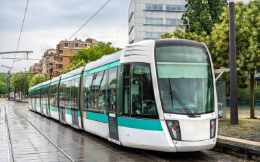 Modern şehir tramvayı. Paris, Fransa 'da toplu taşıma