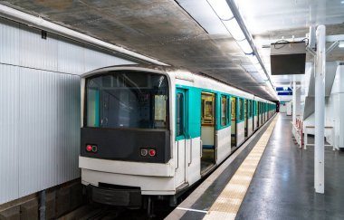 Mairie dAubervilliers metro istasyonunda tren, Paris, Fransa
