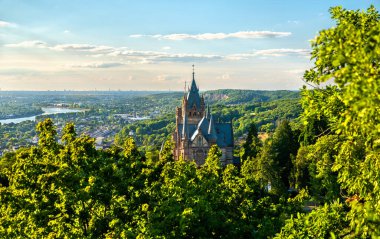 Koenigswinter 'daki Drachenburg Kalesi Kuzey Ren-Vestfalya, Almanya' daki Ren nehrinin yukarısında.