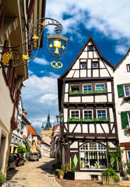 Güney Almanya 'nın Baden-Wurttemberg bölgesinde Heilbronn yakınlarında Bad Wimpfen' in geleneksel mimarisi