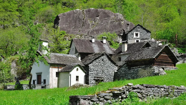 Hagyományos falu Ticino kanton, Svájc — Stock Fotó