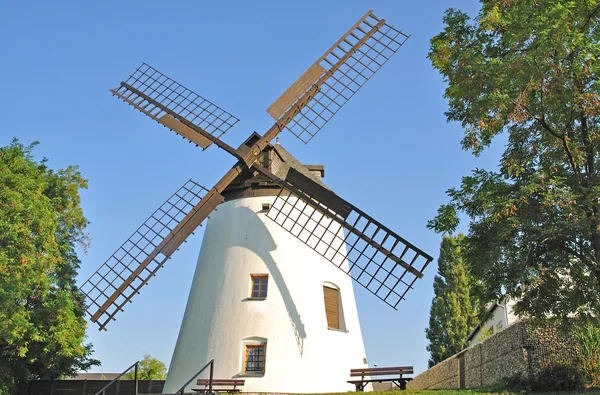 Podersdorf，新锡德尔湖见布尔根兰州，奥地利 windmill — 图库照片