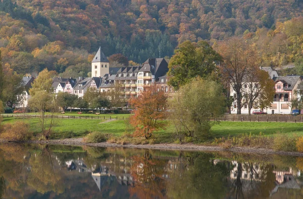 Automne à Mosel River dans la vallée de la Moselle près de Cochem, Allemagne — Photo