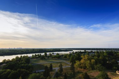 Eski saat kulesinin arkasında güneş ayarı ile