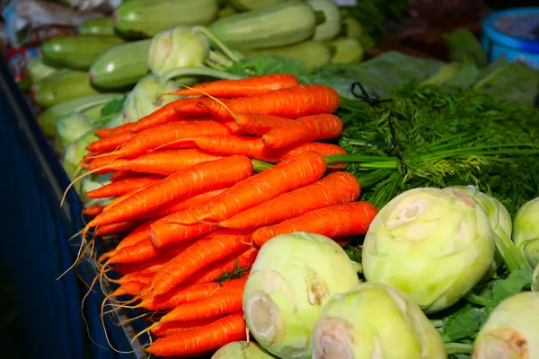Fresh carrots on stall — Stock Photo, Image