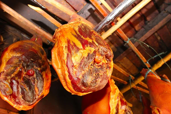 Räucherschinken, Fleisch in der Räucherkammer — Stockfoto