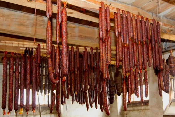 Räucherwurst-Fleisch hängt in der Räucherkammer — Stockfoto