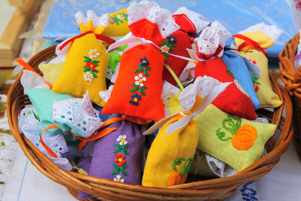 украшенный ароматным мешком сушеного
