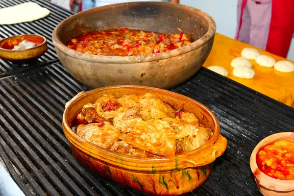 La nourriture est servie dans des pots en céramique — Photo