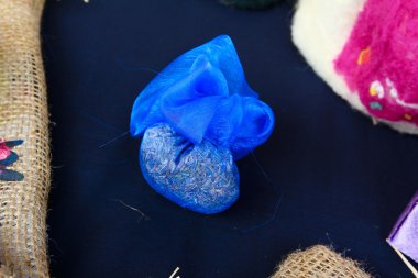 süslü kokulu mavi çanta dolusu kurutulmuş