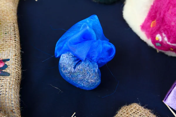 Dekorierte duftende blaue Tüte mit getrockneten — Stockfoto