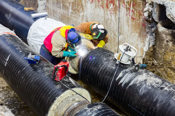 Soudeurs travaillant sur un pipeline . — Photo