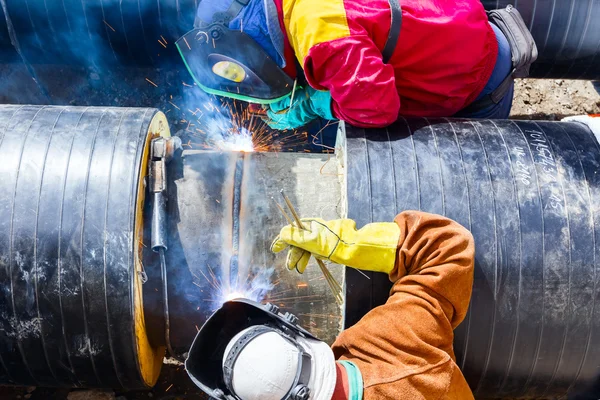 Soudeurs travaillant sur un pipeline . — Photo