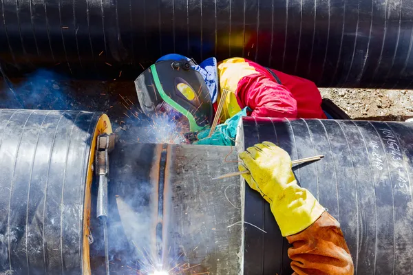 Boru hattında çalışan kaynakçılar.