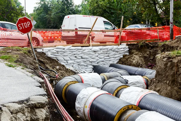 Pipeline verläuft unter der Straße — Stockfoto