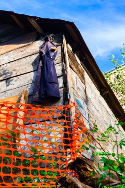 ahşap bir ahır üzerinde asılı yelek