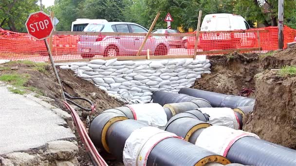 Oleoducto pasa bajo la carretera — Vídeo de stock