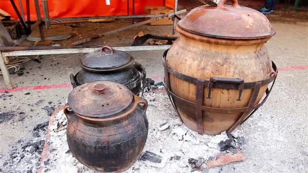 Vaření v keramické hrnce — Stock video