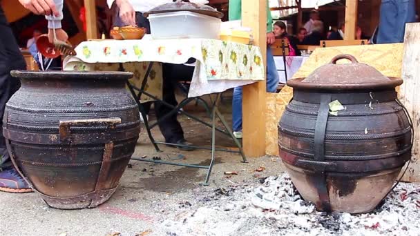 Koken in keramische potten — Stockvideo