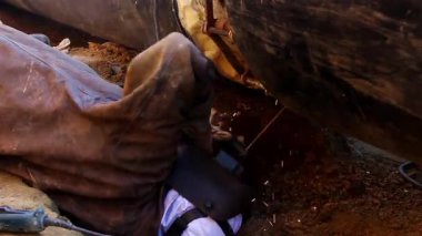 atış Kaynakçı Kaynak kadar etrafta uçuşan kıvılcımlar kapatın