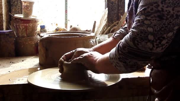 Twee handen zijn molding clay in een vaas. — Stockvideo