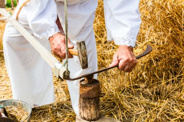 Bir tırpan keskinleştirme