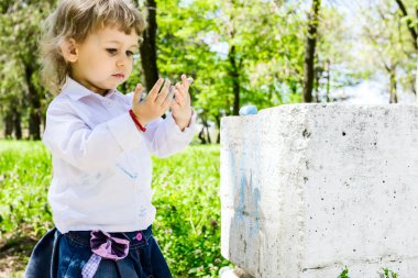 Kirli eller tebeşir ile çocuk