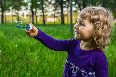 sabun köpüğü üfleme çocuk.