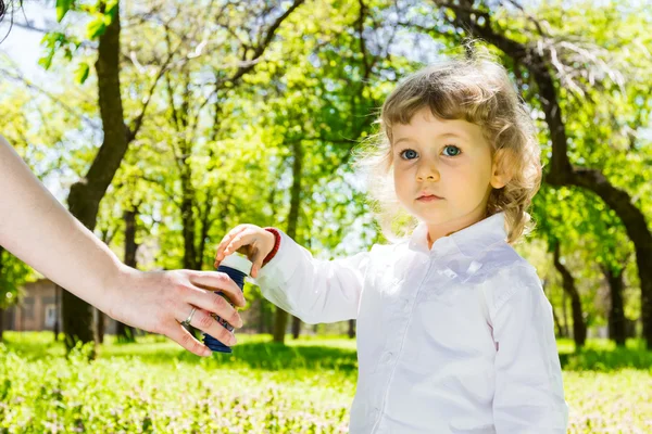 Child blowing soap bubbles. — Stock Photo, Image