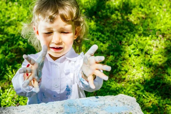 Criança com mãos sujas giz — Fotografia de Stock
