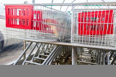 süpermarket alışveriş sepetleri üst üste
