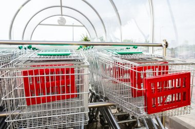 süpermarket alışveriş sepetleri üst üste