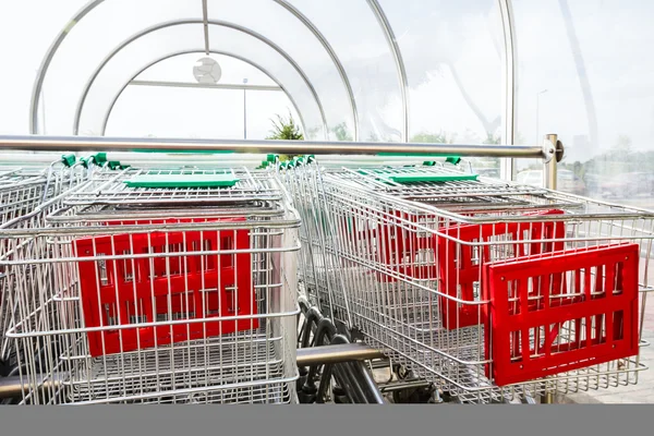 Supermarket, nákupní vozíky, v řadě — Stock fotografie