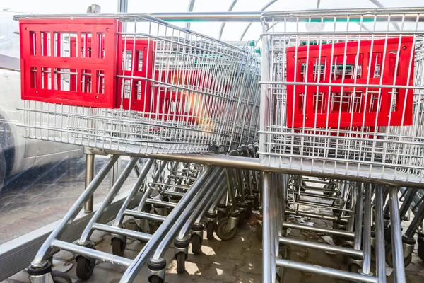 Supermarkt winkelen karren in een rij — Stockfoto